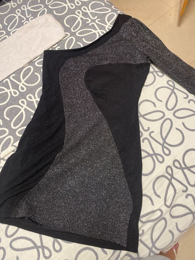 Vestido negro y plateado y morado