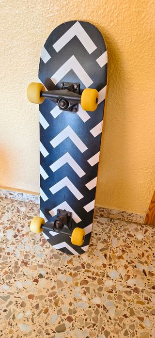 Monopatín con diseño geométrico