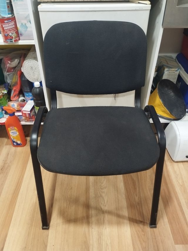 Silla de oficina negra sin ruedas