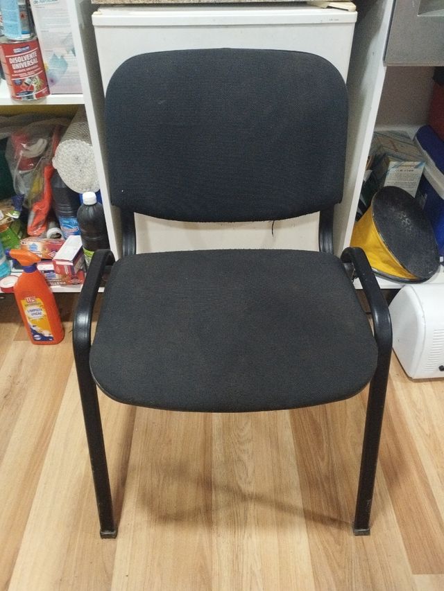 Silla de oficina negra sin ruedas