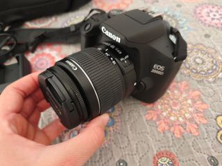Cámara Canon EOS 2000D Negra con Estuche