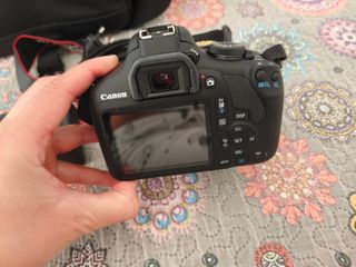 Cámara Canon EOS 2000D Negra con Estuche