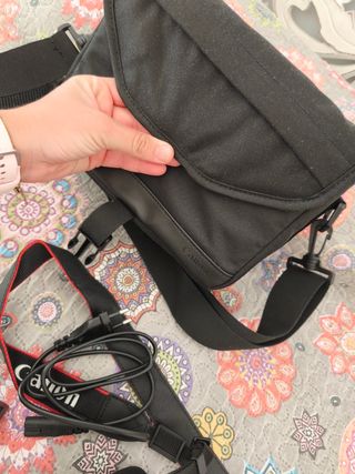 Cámara Canon EOS 2000D Negra con Estuche