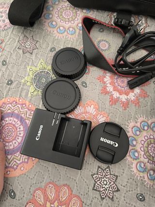 Cámara Canon EOS 2000D Negra con Estuche