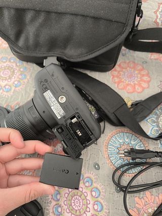 Cámara Canon EOS 2000D Negra con Estuche