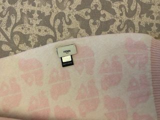 Manta de bebé Fenti rosa y blanca