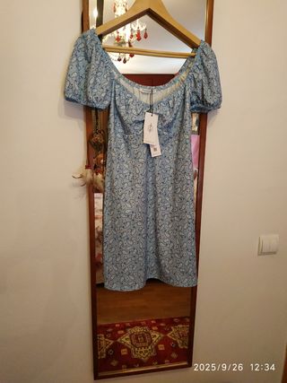 Vestido Stradivarius azul con etiqueta