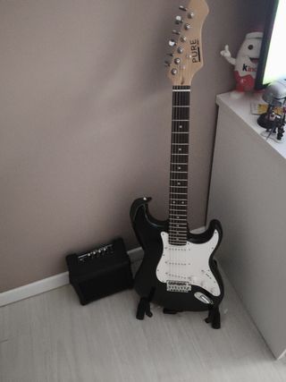 Chitarra Elettrica Nera con amplificatore