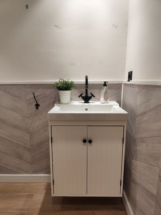 Lavabo con sifón, mueble, inodoro y accesorios