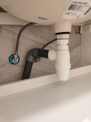 Lavabo con sifón, mueble, inodoro y accesorios