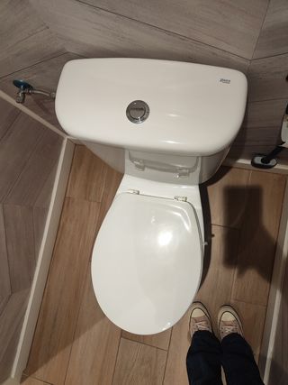Lavabo con sifón, mueble, inodoro y accesorios