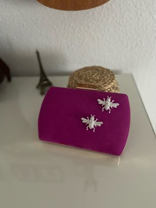 Bolso de mano morado con abejas plateadas 