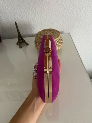 Bolso de mano morado con abejas plateadas 