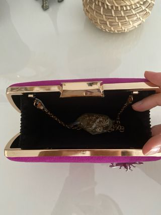Bolso de mano morado con abejas plateadas 