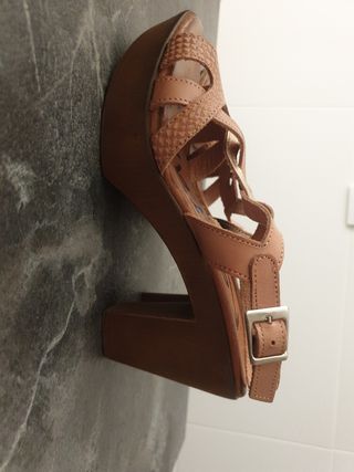 Zapatos de piel con tiras y plataforma