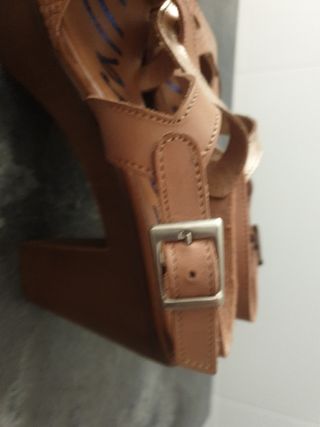 Zapatos de piel con tiras y plataforma