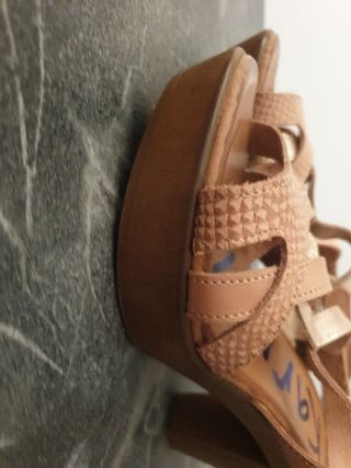 Zapatos de piel con tiras y plataforma