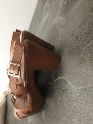 Zapatos de piel con tiras y plataforma