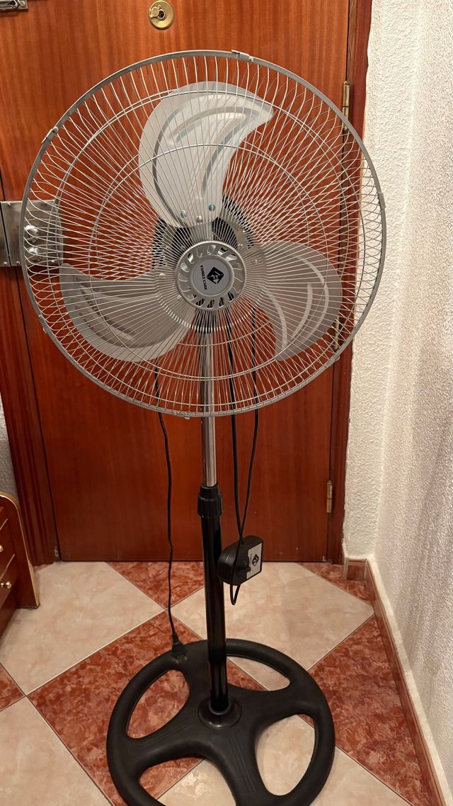 Ventilador de pie plateado y negro