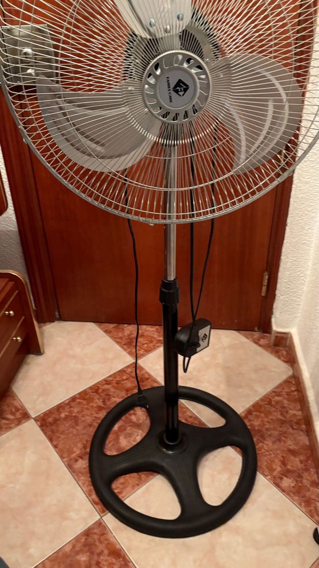 Ventilador de pie plateado y negro