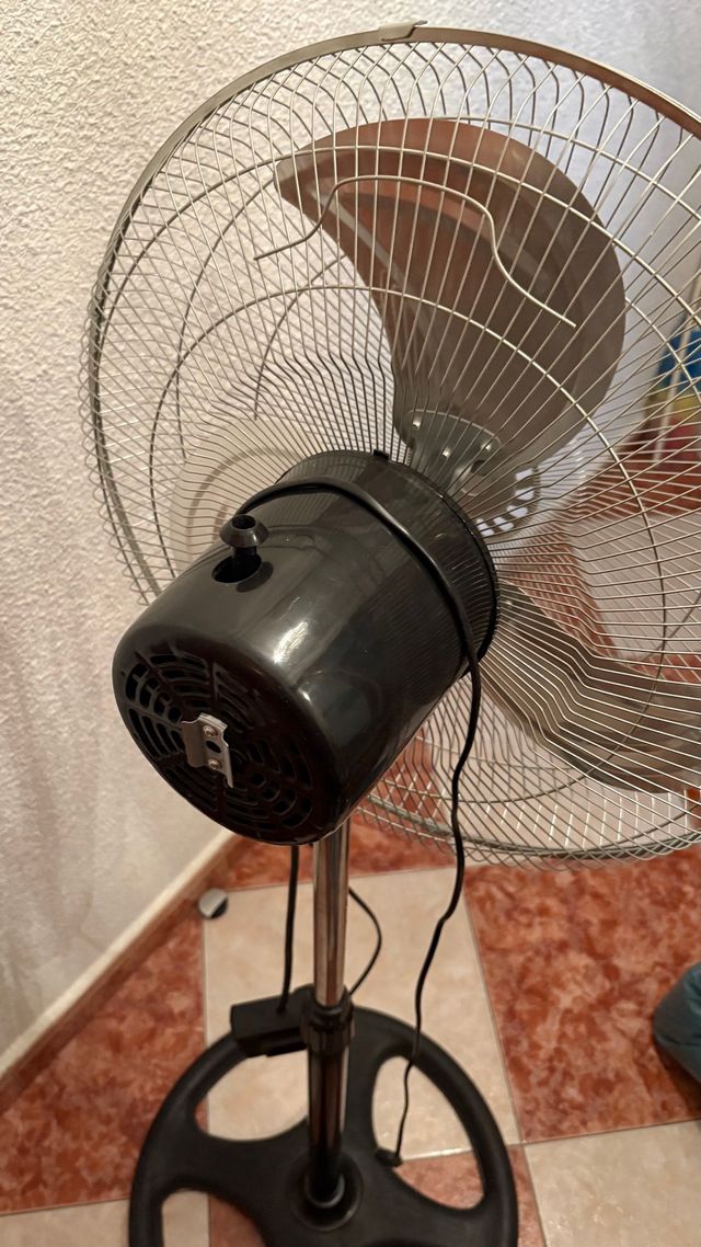 Ventilador de pie plateado y negro