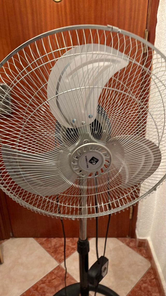 Ventilador de pie plateado y negro