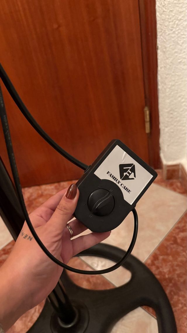 Ventilador de pie plateado y negro