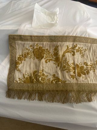 Paño antiguo con flecos y estampado floral