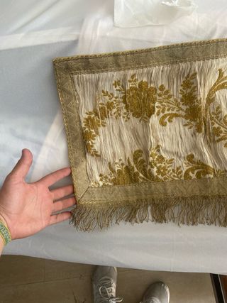 Paño antiguo con flecos y estampado floral