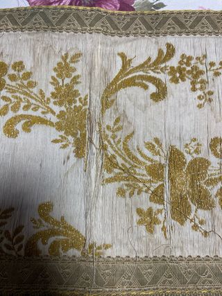 Paño antiguo con flecos y estampado floral