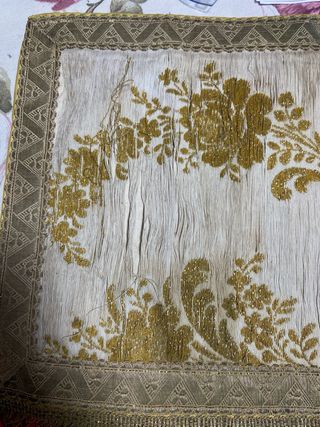 Paño antiguo con flecos y estampado floral