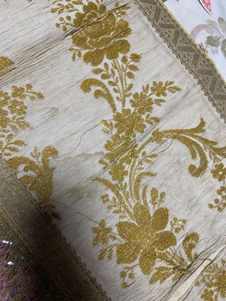 Paño antiguo con flecos y estampado floral