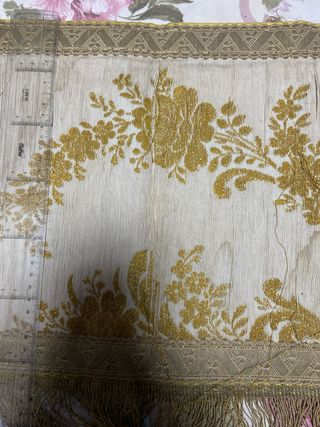 Paño antiguo con flecos y estampado floral