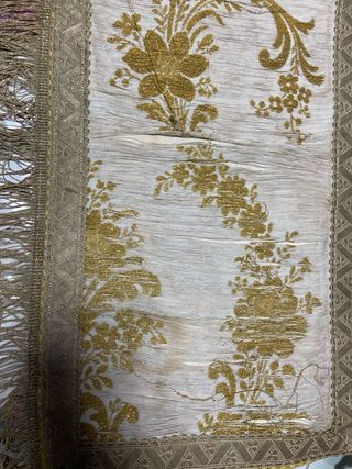 Paño antiguo con flecos y estampado floral