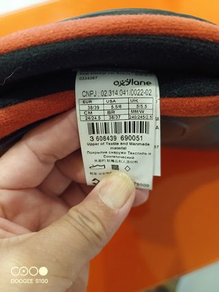 Botas de agua negras y rojas