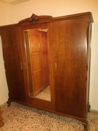 Armario antiguo de madera con espejo