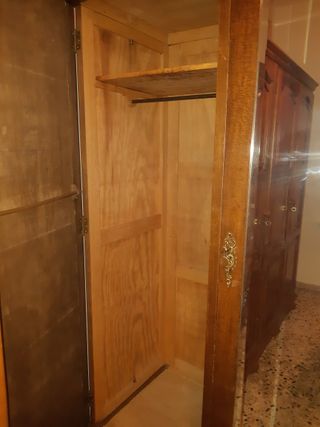 Armario antiguo de madera con espejo