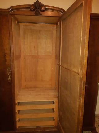 Armario antiguo de madera con espejo