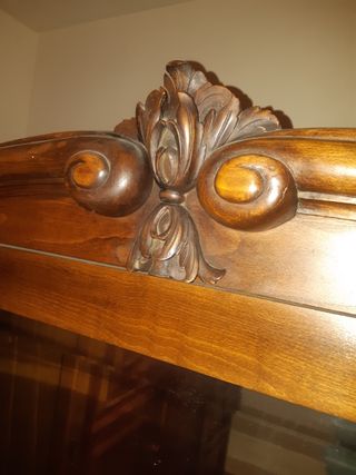 Armario antiguo de madera con espejo