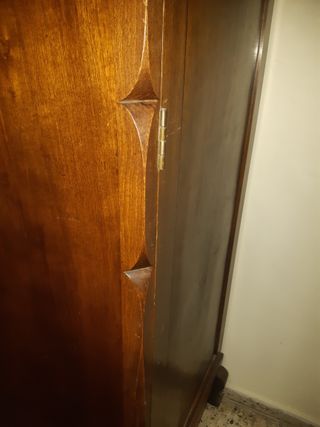 Armario antiguo de madera con espejo