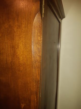 Armario antiguo de madera con espejo