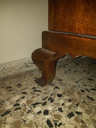 Armario antiguo de madera con espejo
