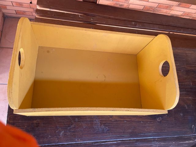 Caja de madera con asas