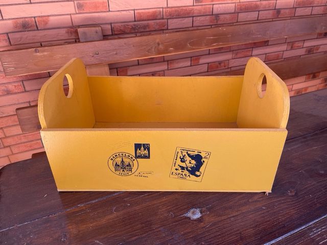 Caja de madera con asas