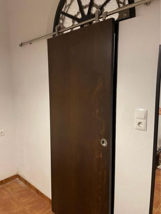 Puerta corredera madera oscura