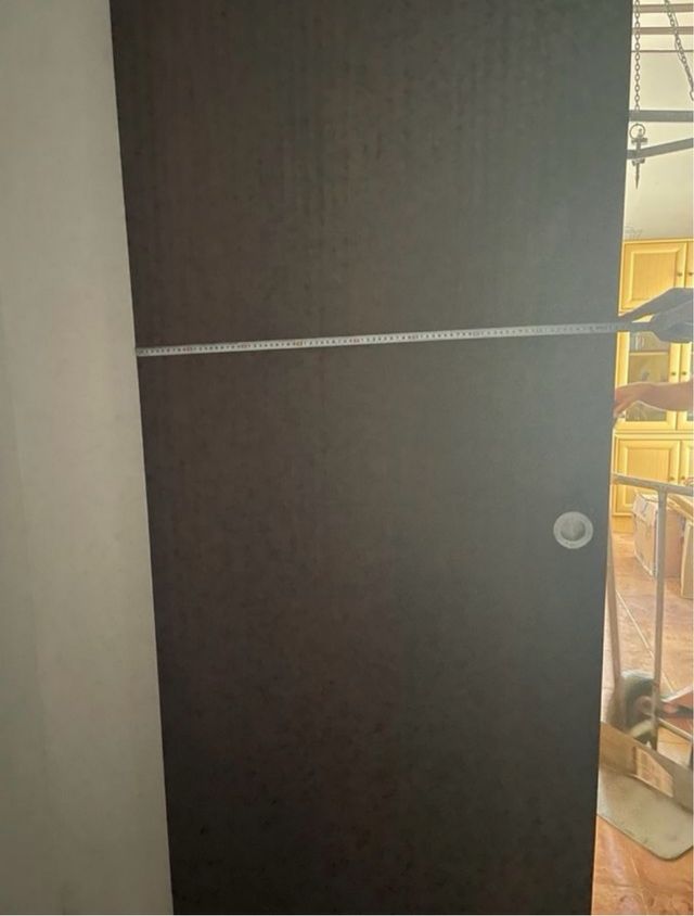 Puerta corredera madera oscura