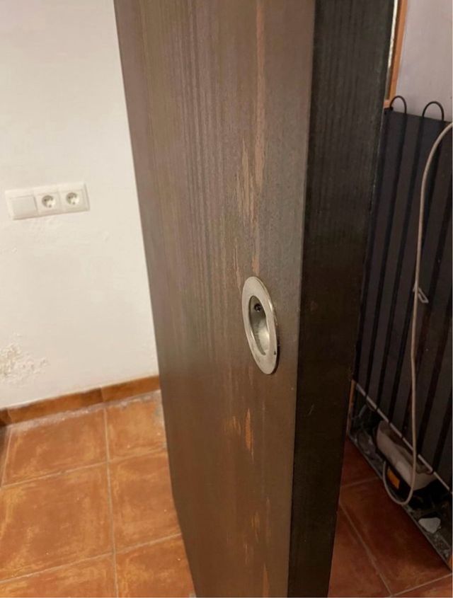 Puerta corredera madera oscura