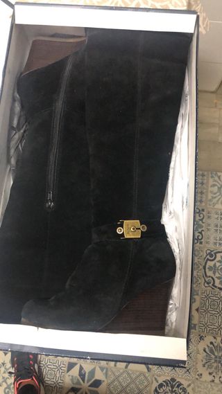 Botas de ante negras con detalle multicolor