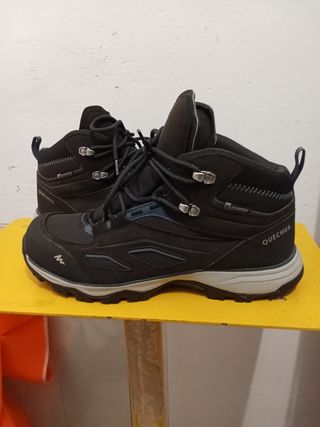 Botas Quechua impermeables negras y grises