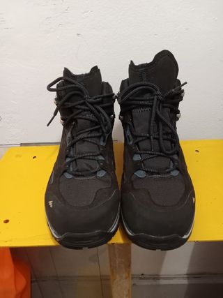 Botas Quechua impermeables negras y grises